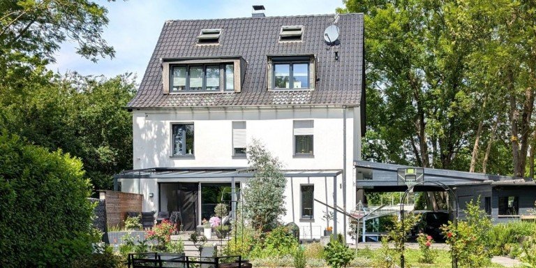 Hausr�ckseite K�ln Einfamilienhaus stilvoll modernisiertes gro�es Haus im K�lner Norden